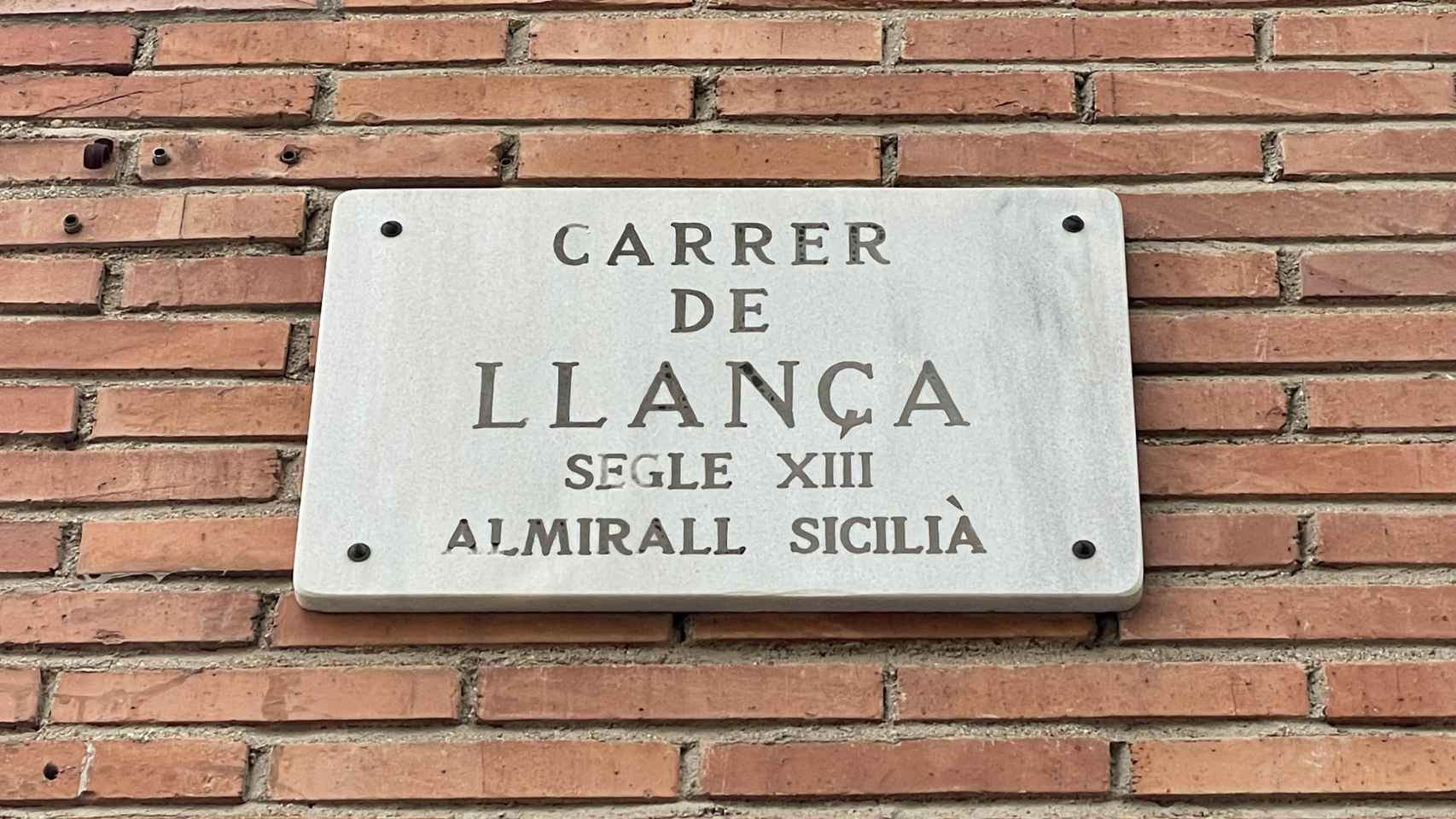 La calle de Llança, almirante siciliano del siglo XIII, y que muchos confunden con Llançà, el pueblo del Empordà / METRÓPOLI