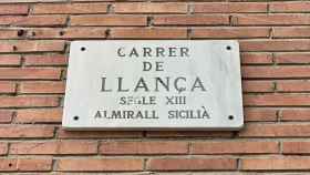 La calle de Llança, almirante siciliano del siglo XIII, y que muchos confunden con Llançà, el pueblo del Empordà / METRÓPOLI