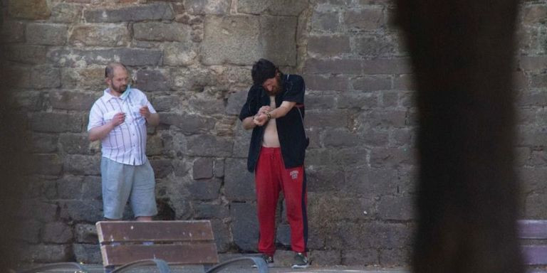 Dos personas drogodependientes pinchándose heroína en las calles colindantes de la narcosala del Raval / CEDIDA