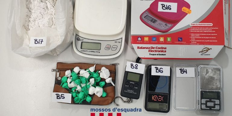 Material intervenido por los Mossos en el operativo contra el tráfico de drogas en Viladecans / MOSSOS