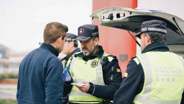 Agentes de la Guardia Urbana realizan test de alcohol y drogas / GUARDIA URBANA