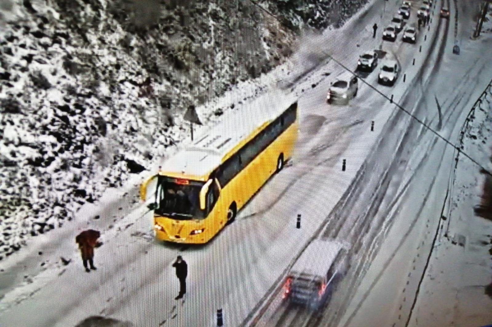 Vehículos atrapados en la C-16 por la intensa nevada en el interior de Barcelona / SERVEI CATALÀ DE TRÀNSIT