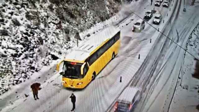 Vehículos atrapados en la C-16 por la intensa nevada en el interior de Barcelona / SERVEI CATALÀ DE TRÀNSIT