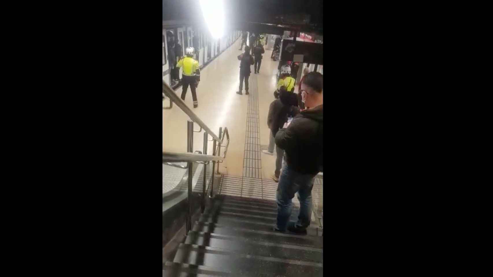 Efectivos de policía en el metro de Barcelona durante el incidente del arma blanca / SINDICATO ADN DE SEGURIDAD PRIVADA