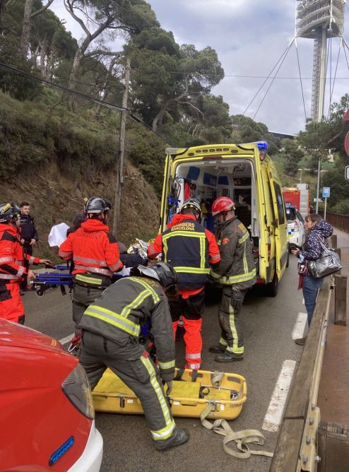 Efectivos de Emergencias en el rescate de una persona herida en Collserola / BOMBERS DE BARCELONA