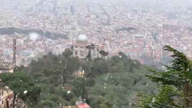 El Observatori Fabra, bajo la nevada de este domingo, día 3 de abril, en Barcelona / REDES SOCIALES