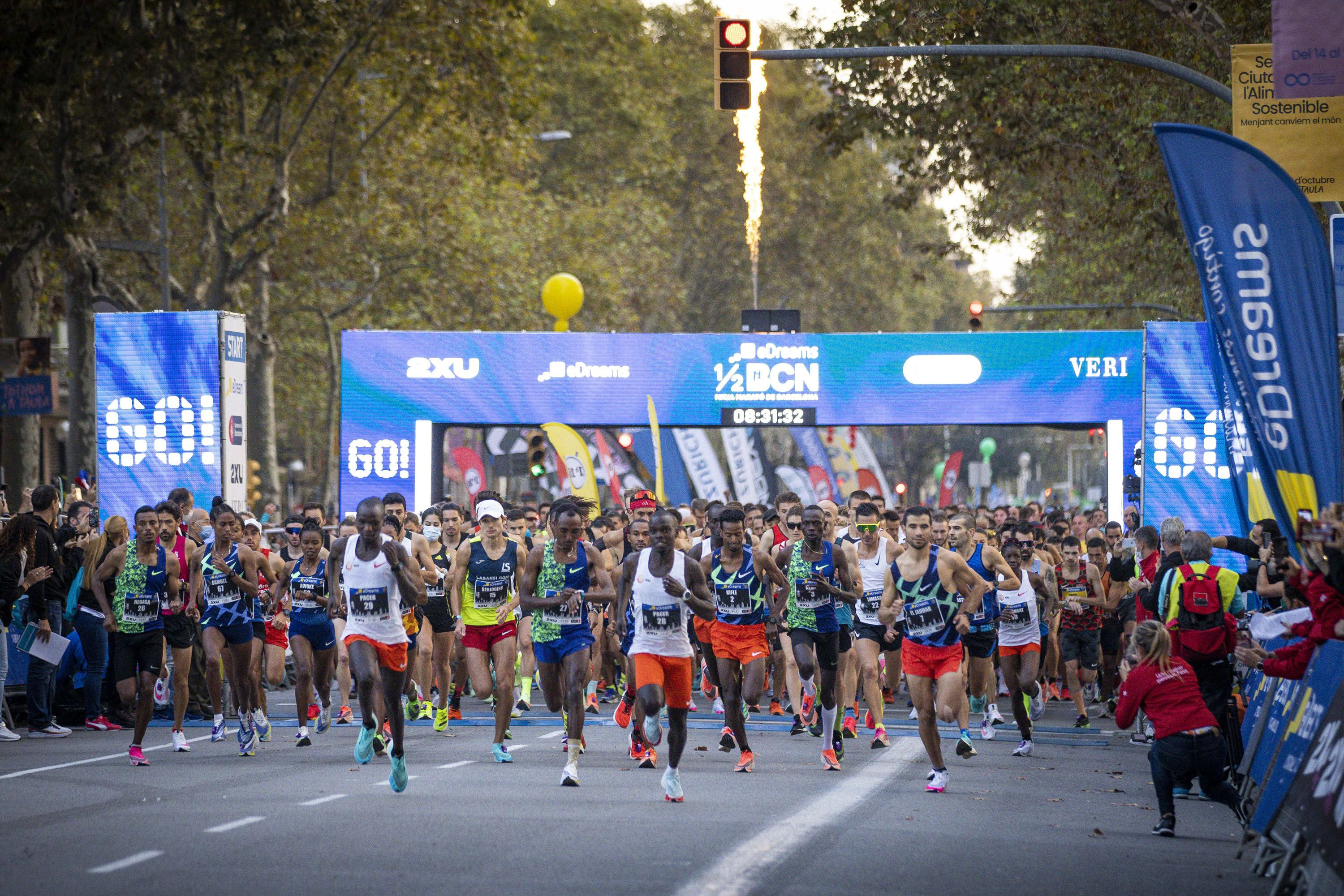 Salida de una edición anterior de la media maratón de Barcelona / E DREAMS MITJA MARATÓ