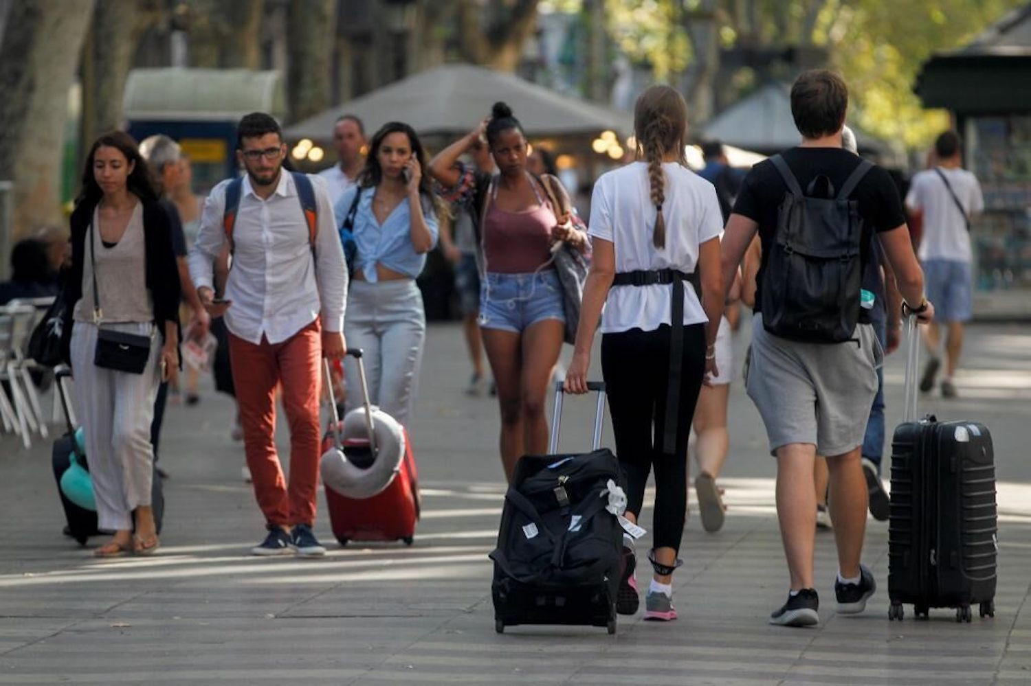 Turistas con maletas en la Rambla / EFE