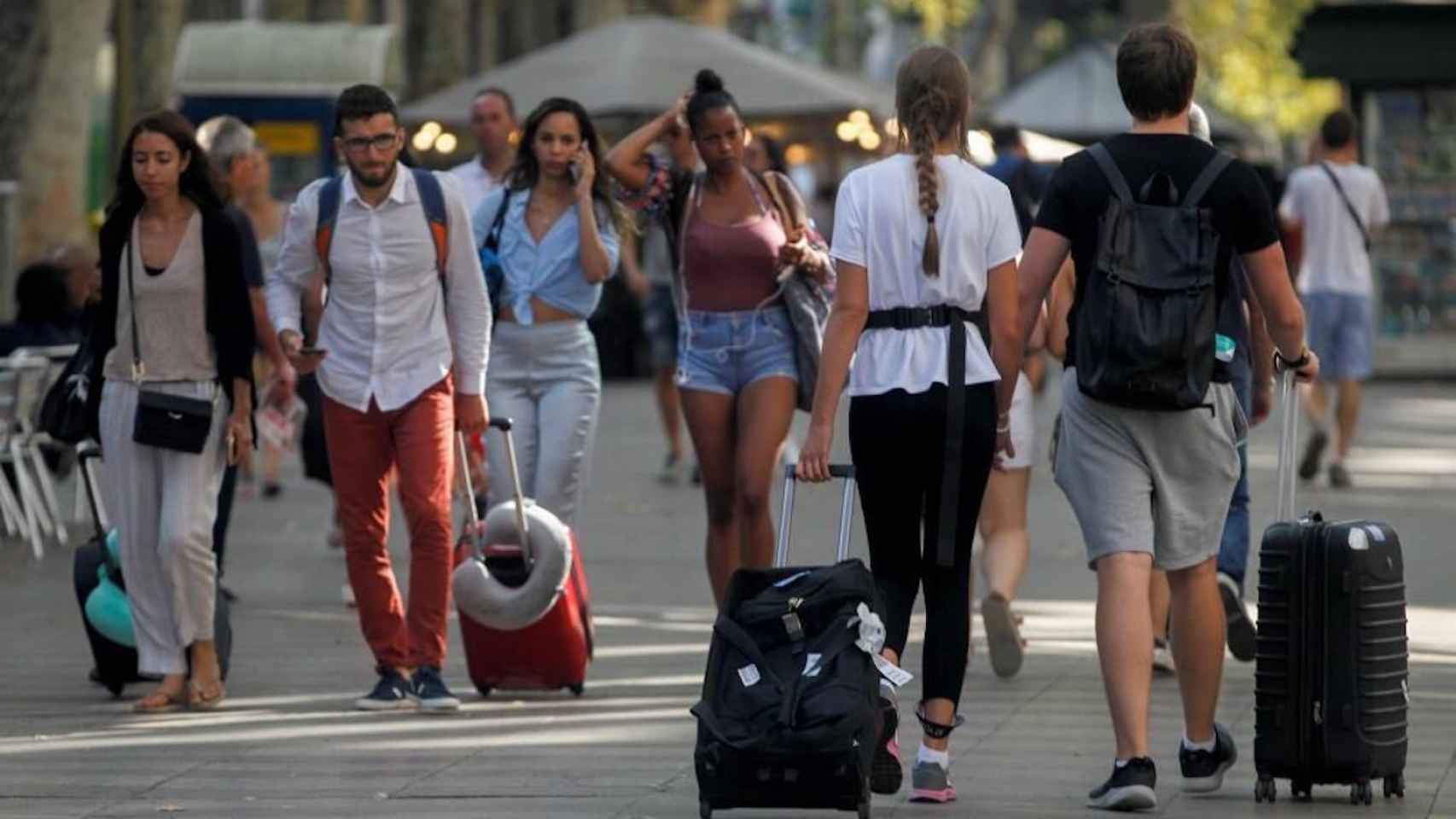 Turistas con maletas en La Rambla de Barcelona / EFE
