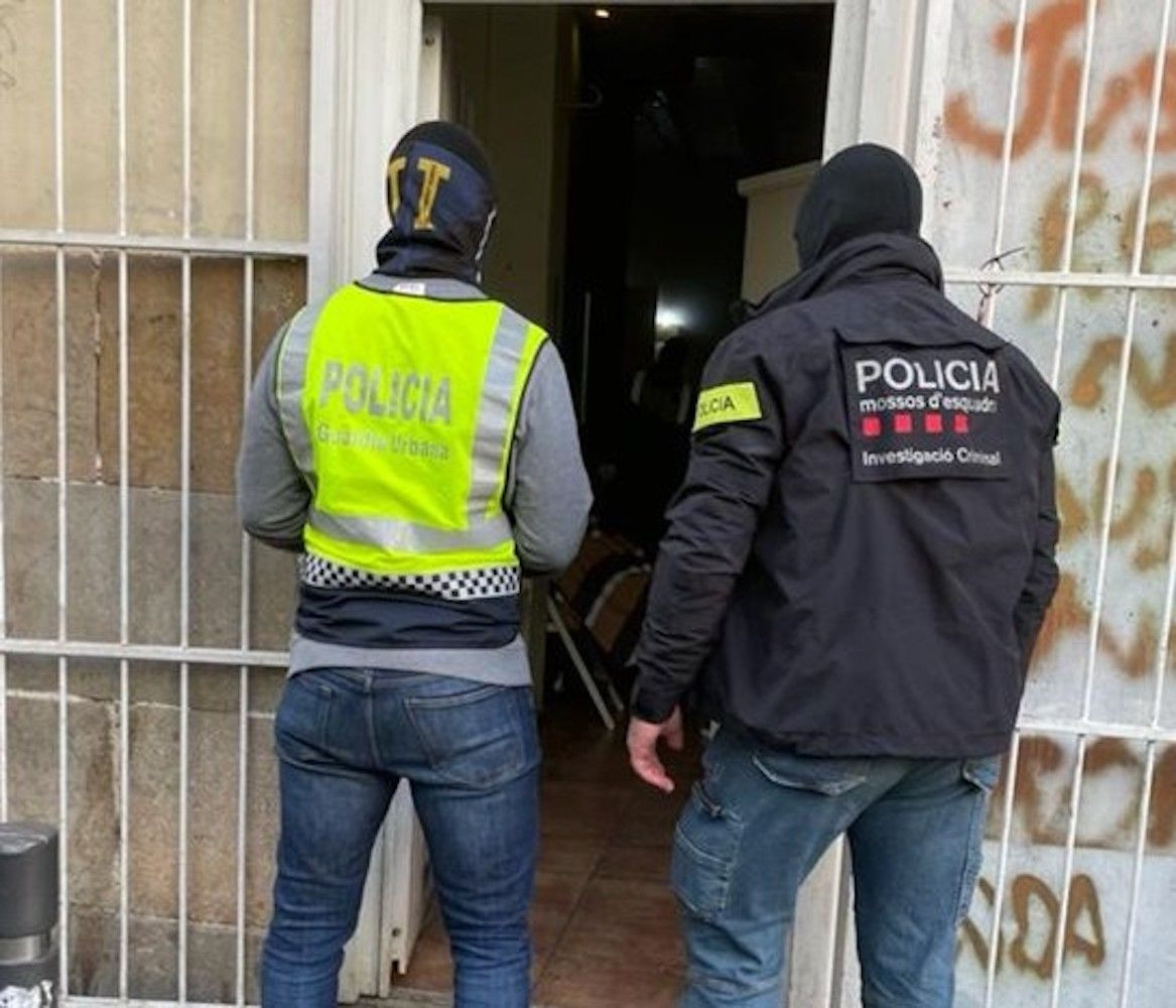 Dos agentes de policía durante la actuación en un narcopiso de Ciutat Vella / TWITTER GUARDIA URBANA