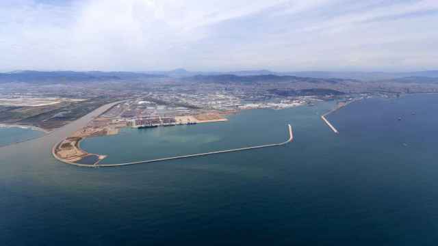 Panorámica en la que se distingue el puerto de contenedores