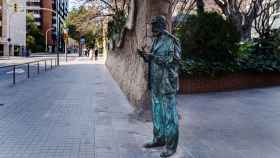 Estatua en bronce de Antoni Gaudí delante del Portal Miralles / INMA SANTOS