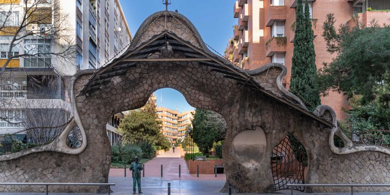Estatua de Antoni Gaudí en el Portal Miralles de Sarrià / INMA SANTOS
