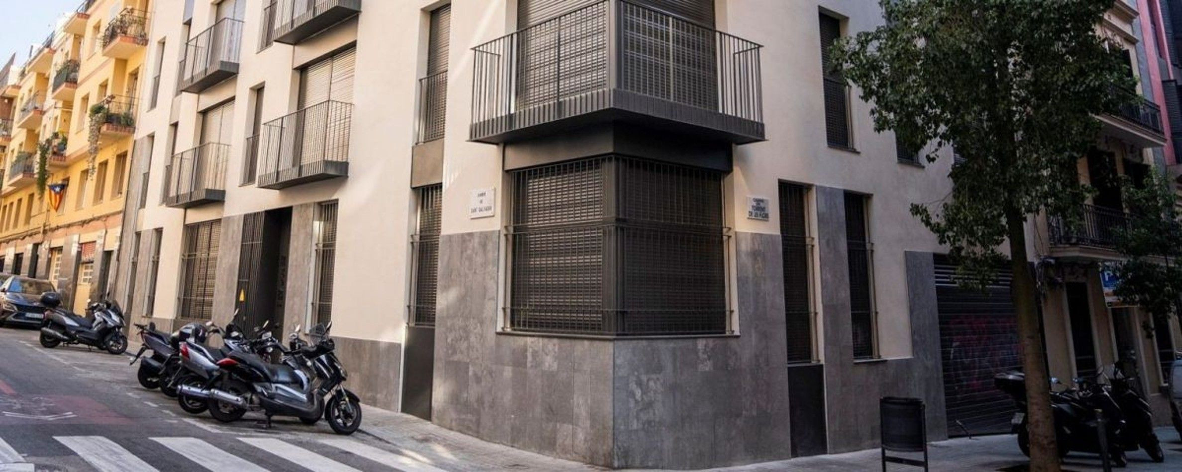 Un edificio adquirido por el Ayuntamiento de Barcelona para vivienda social en una imagen de archivo / AJ BCN