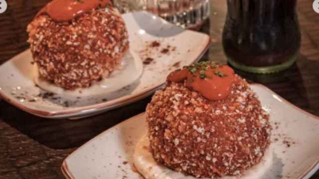 La Bomba de cua de bou al vi negre, uno de los platos ofrecidos en el paseo gastronómico / PASSEIG DE GOURMETS