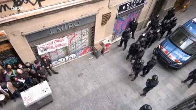 Mossos d'Esquadra este miércoles en el desalojo de Casa África / CUP