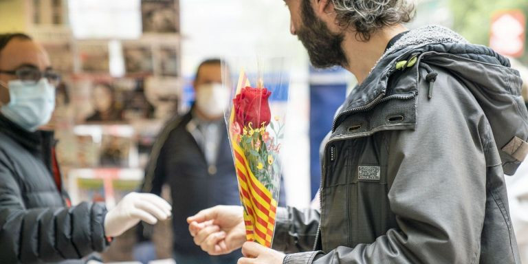 Un hombre compra una rosa por Sant Jordi / AYUNTAMIENTO DE BARCELONA