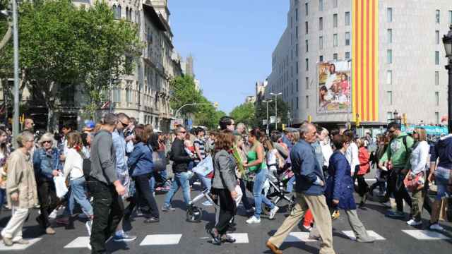Peatones en el centro de Barcelona un día de Sant Jordi / AYUNTAMIENTO DE BARCELONA