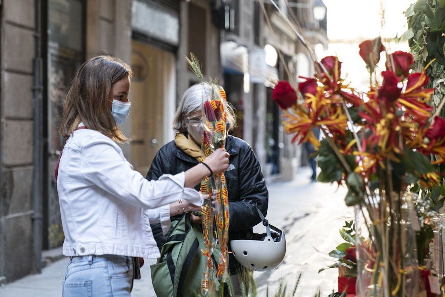 Una mujer compra una rosa por Sant Jordi / AYUNTAMIENTO DE BARCELONA