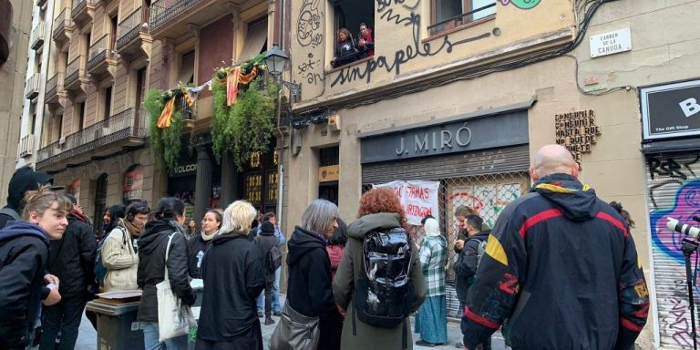 Unas 50 personas se concentran en la calle Canuda para impedir el desalojo de Casa África / CUP BARCELONA