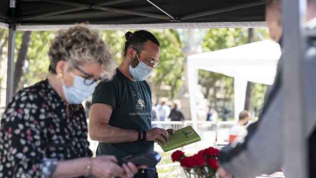 Parada de libros en el paseo Lluís Companys por Sant Jordi / AYUNTAMIENTO DE BARCELONA