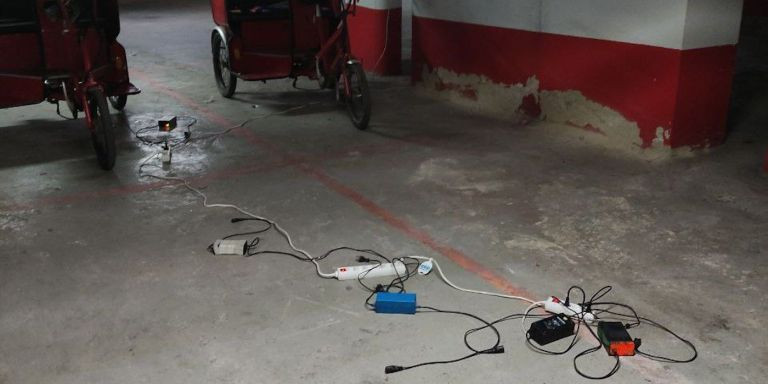 Cables de las baterías de los bicitaxis que se recargaban en el local del Raval / TWITTER