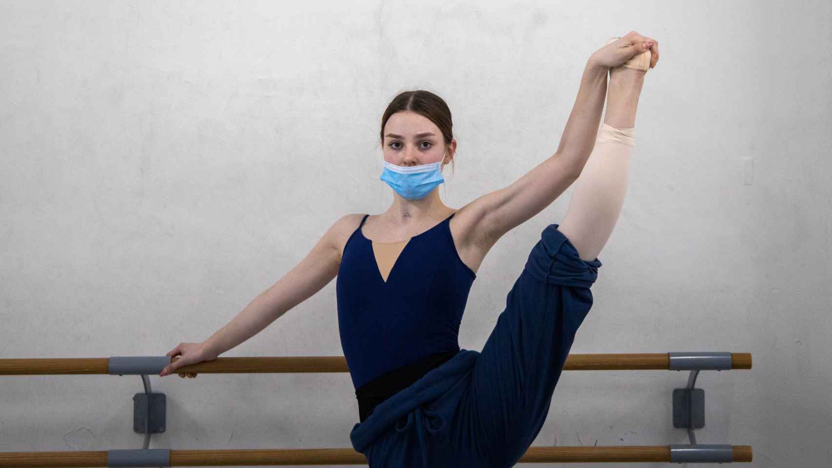 Sasha Marchenko mira a la cámara durante una clase en el Ballet Ruso Barcelona el pasado 1 de abril / GALA ESPÍN