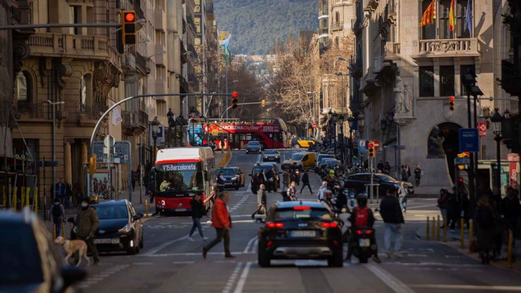 Coches circulan por Via Laietana en Barcelona / EUROPA PRESS