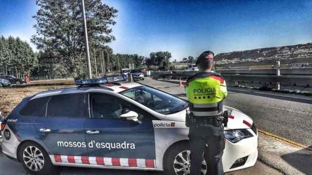 Agentes en un control en la AP-7 / MOSSOS