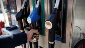 Un hombre a punto de poner gasolina a su vehículo en una gasolinera de Barcelona / EFE