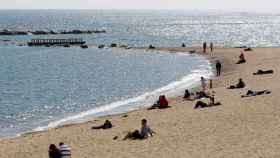 Varias personas toman el sol en la playa de Barcelona / EFE