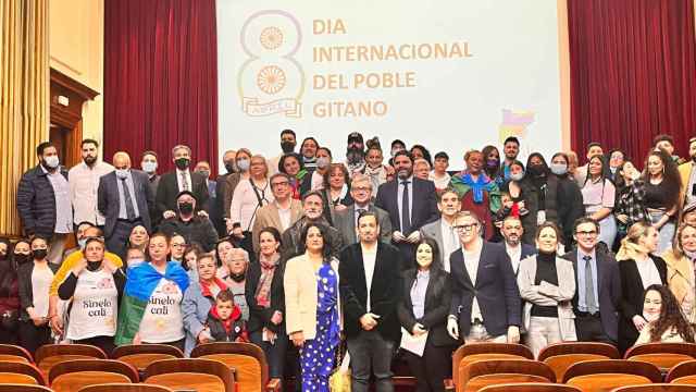 Los ponentes y los asistentes al acto del Día Internacional del Pueblo Gitano este 8 de abril / ÁNGELA VÁZQUEZ