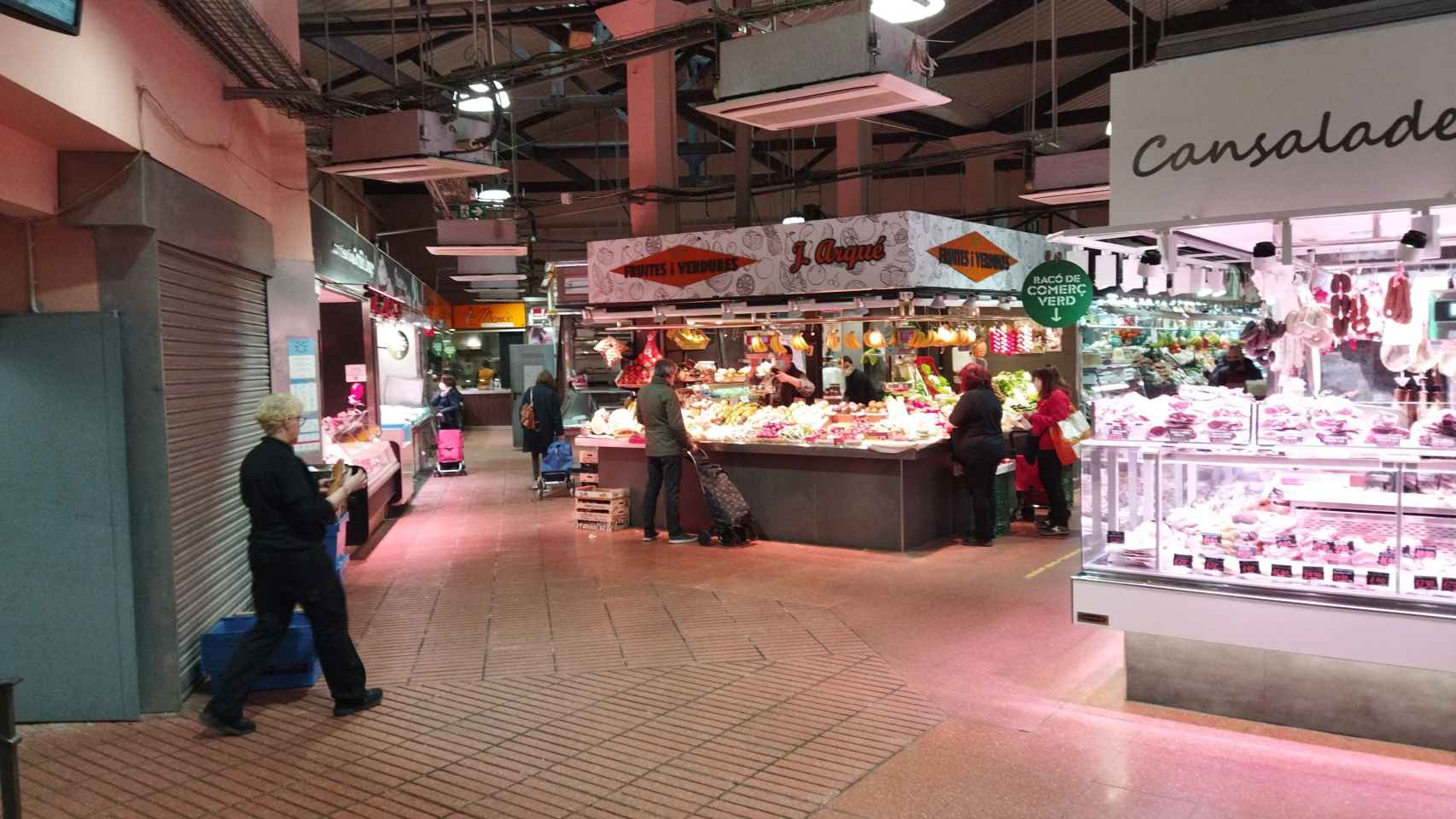 Interior del mercado de la Estrella, en Gràcia / METRÓPOLI - JORDI SUBIRANA