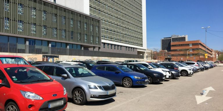 Vehículos estacionados en el aparcamiento que suprimirá el Ayuntamiento / METRÓPOLI - RP