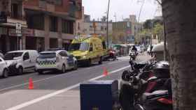 El SEM atiende al herido por el accidente entre dos motos en la frontera entre L'Hospitalet y Barcelona / CEDIDA