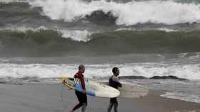 Dos surfistas durante un temporal en Barcelona / EFE