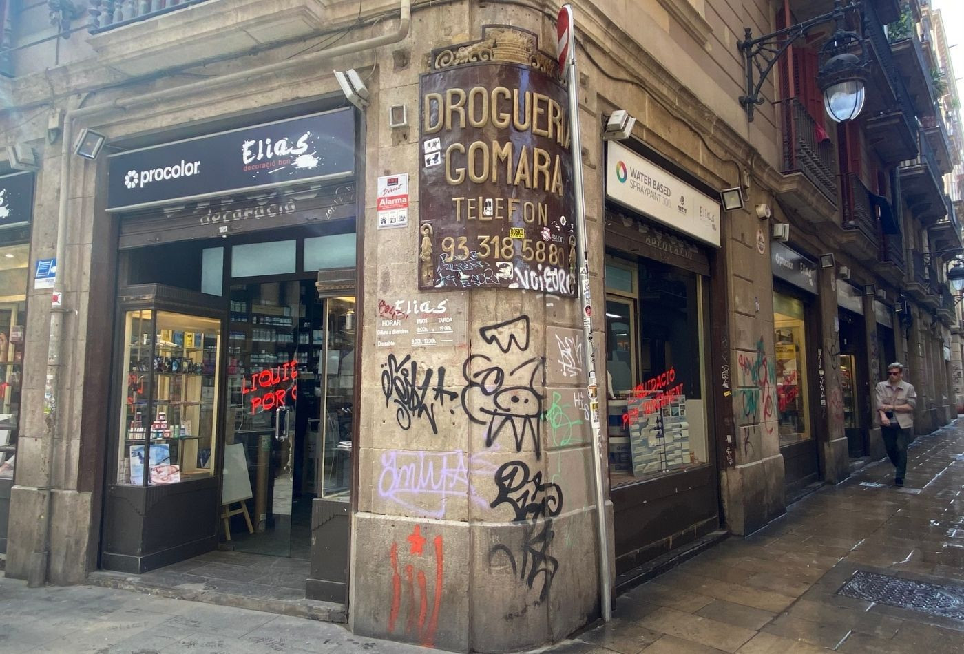 Exterior de la Gomara (Elias Decoración), la droguería más antigua de Barcelona que está obligada a cerrar por el alquiler abusivo / METRÓPOLI