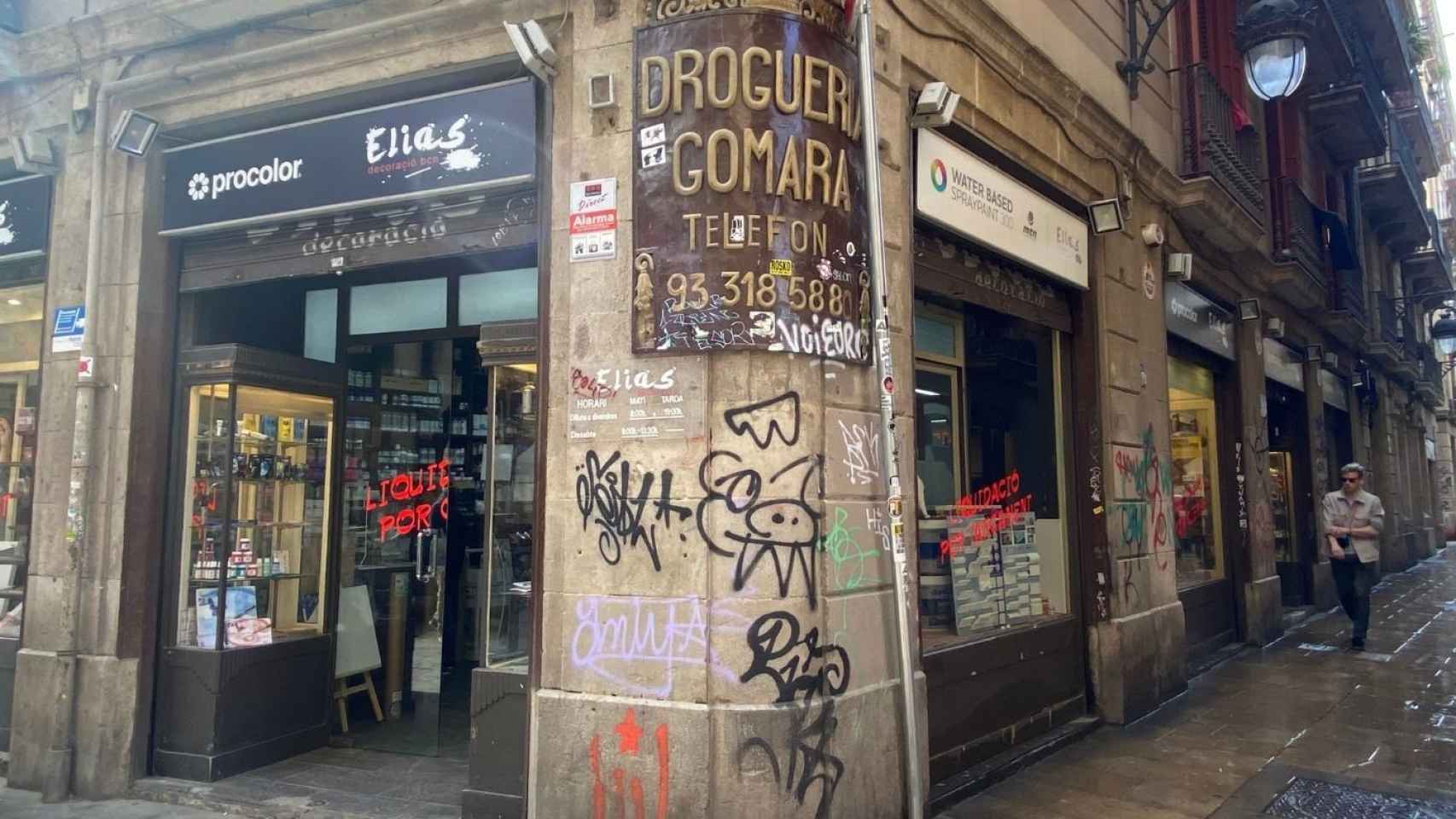 Exterior de la Gomara (Elias Decoración), la droguería más antigua de Barcelona que está obligada a cerrar por el alquiler abusivo / METRÓPOLI