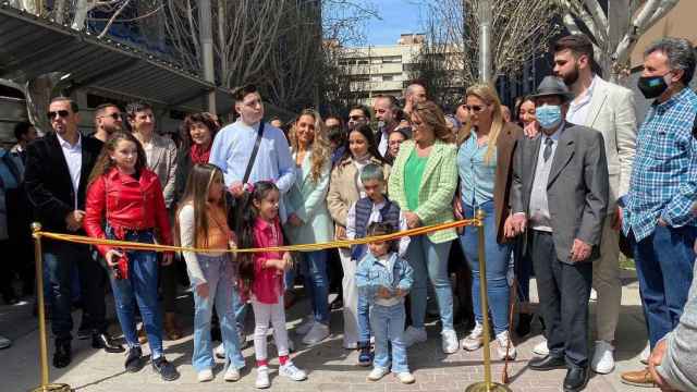 Familiares y miembros de la comunidad del acto en el acto de inauguración este viernes / FILO CAÑETE