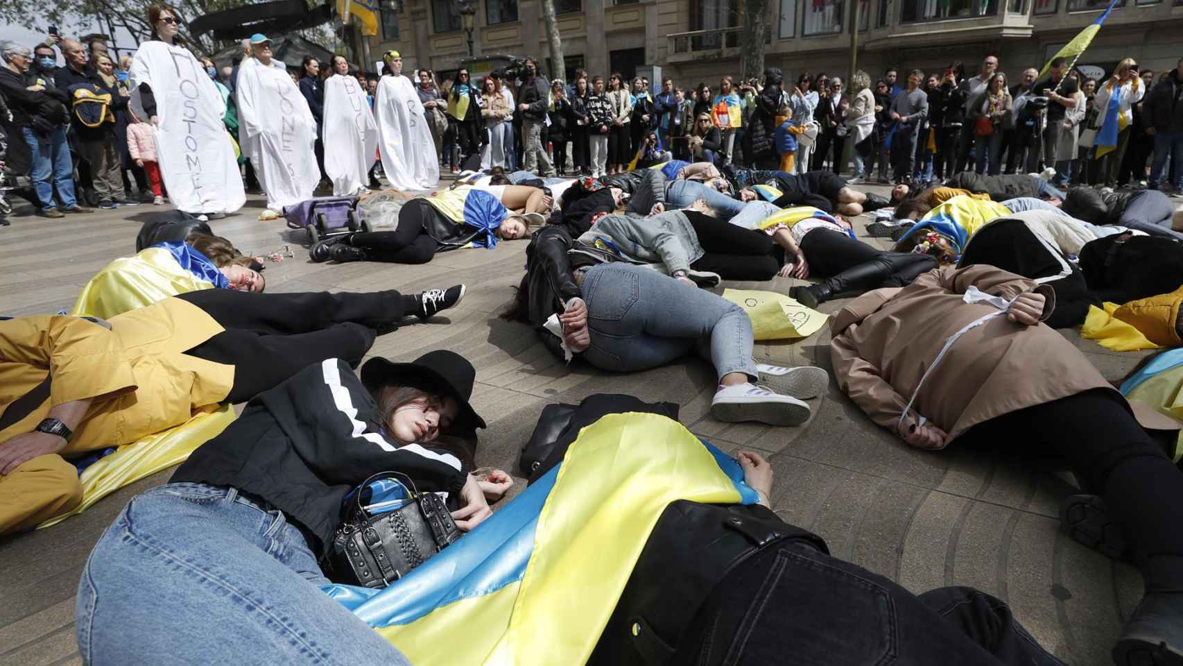 Un grupo de ucranianos escenifica la matanza de Bucha en la Rambla / EFE