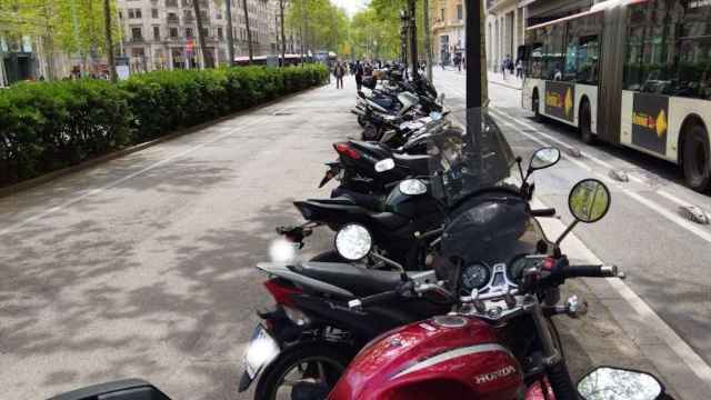 Motos aparcadas en Gran Via / METRÓPOLI - JORDI SUBIRANA