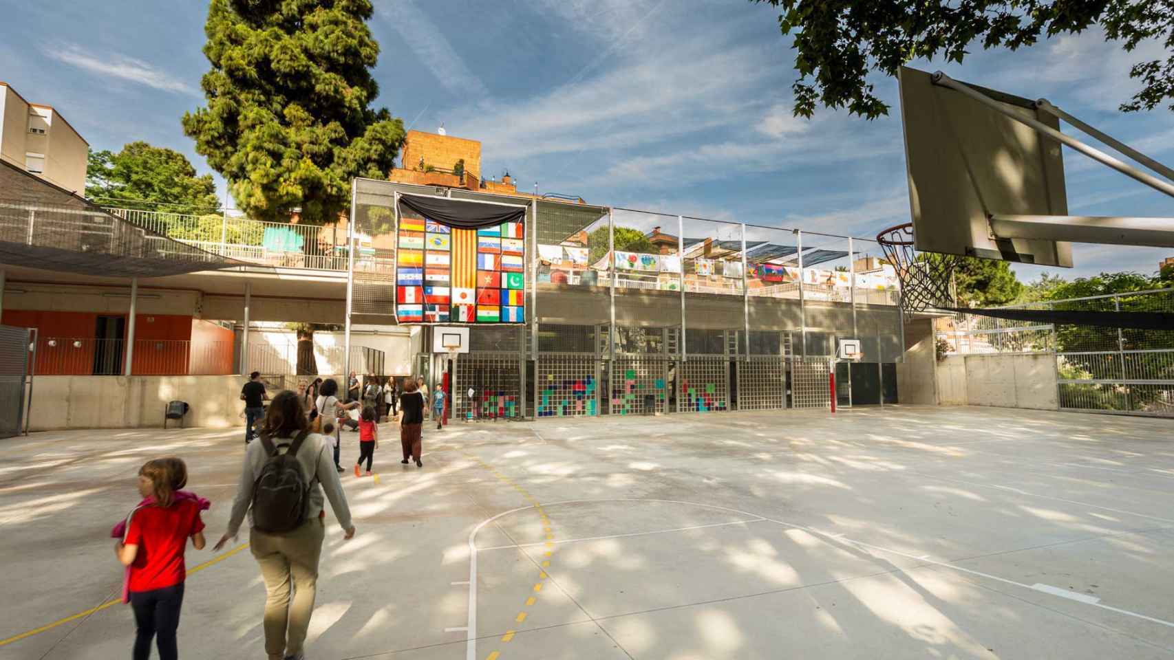 Un patio, con alumnos, de un colegio de Barcelona / AYUNTAMIENTO DE BARCELONA