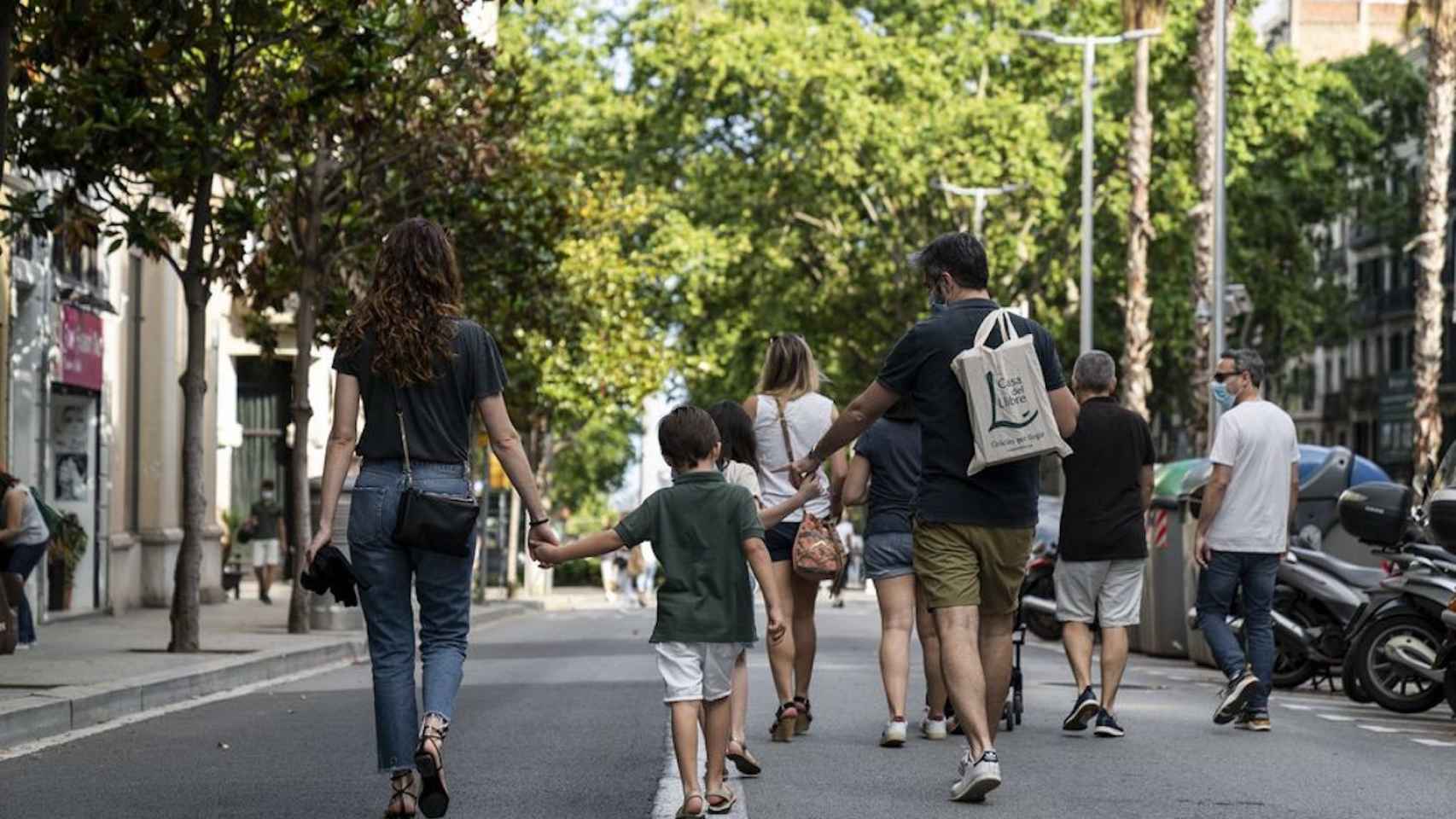 Una familia pasea por la calle Gran de Gràcia de Barcelona / AYUNTAMIENTO DE BARCELONA