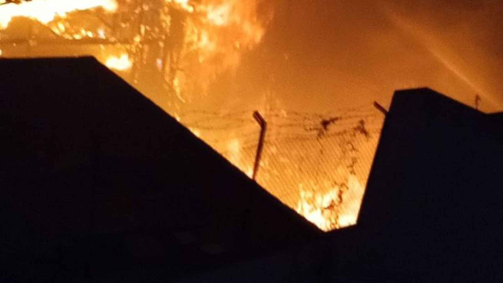 Llamas de fuego durante el incendio de la antigua fábrica de Naipes Comas de L'Hospitalet / BOMBERS