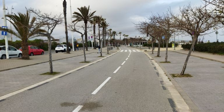 Estacionamientos vacíos junto a los restaurantes de las playas / METRÓPOLI - JORDI SUBIRANA