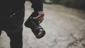 Un fotoperiodista aguantando su cámara en una imagen de archivo / UNSPLASH