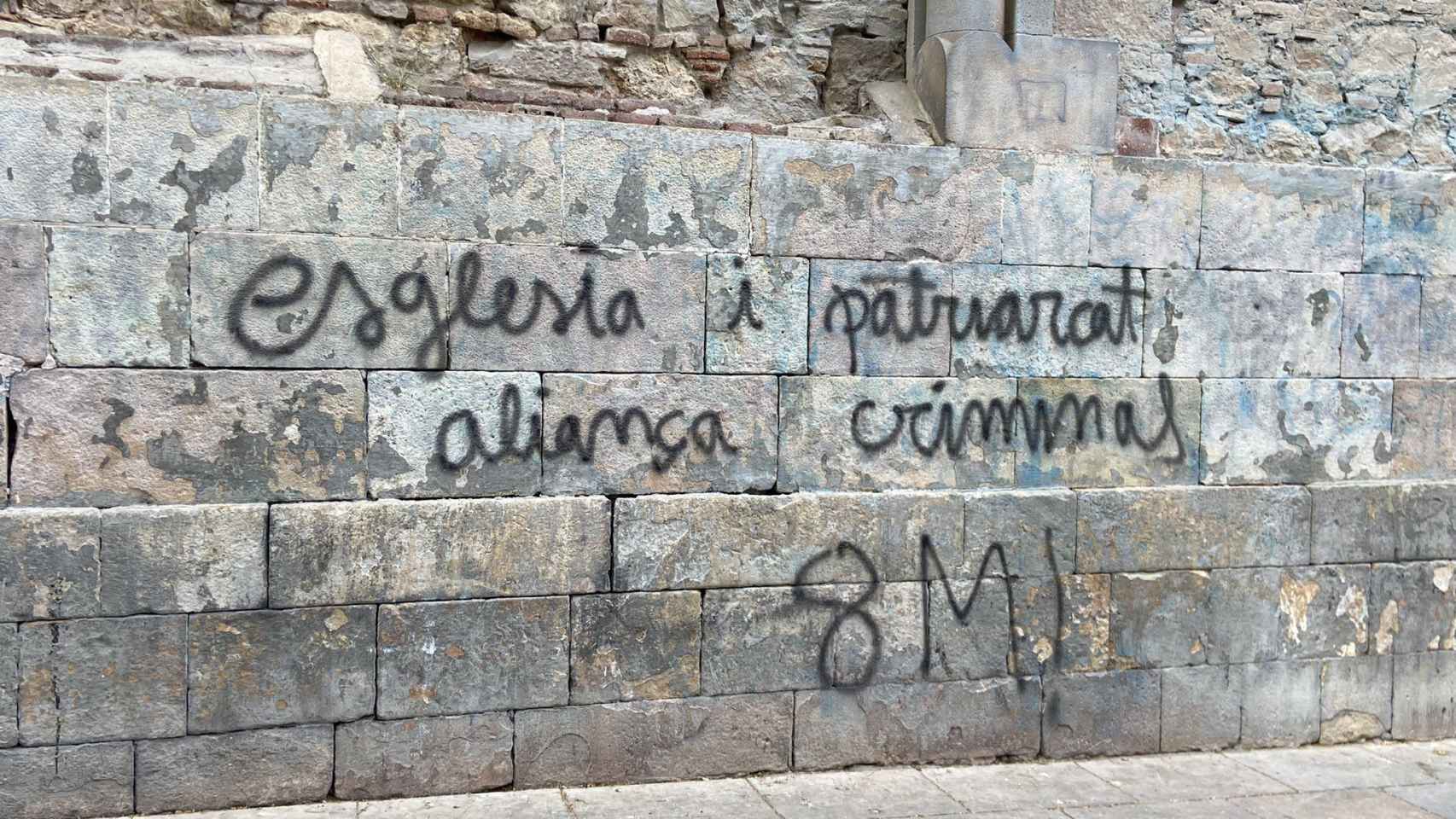 Pintada anticatólica en la fachada de una iglesia de Gràcia, denunciada por Valents / TWITTER JORDI DAURA