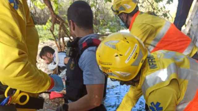 Mossos y sanitarios en el río Sec de Cerdanyola / MOSSOS