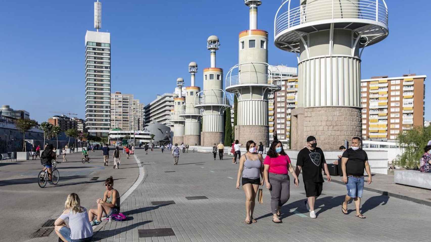 Gente pasea frente al parque de la Espanya Industrial / AYUNTAMIENTO DE BARCELONA