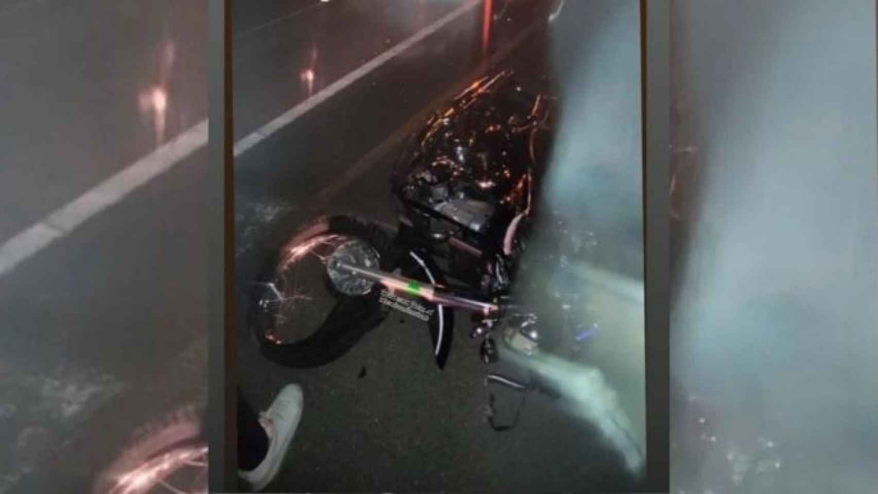 Una moto destrozada tras un atropello / CEDIDA